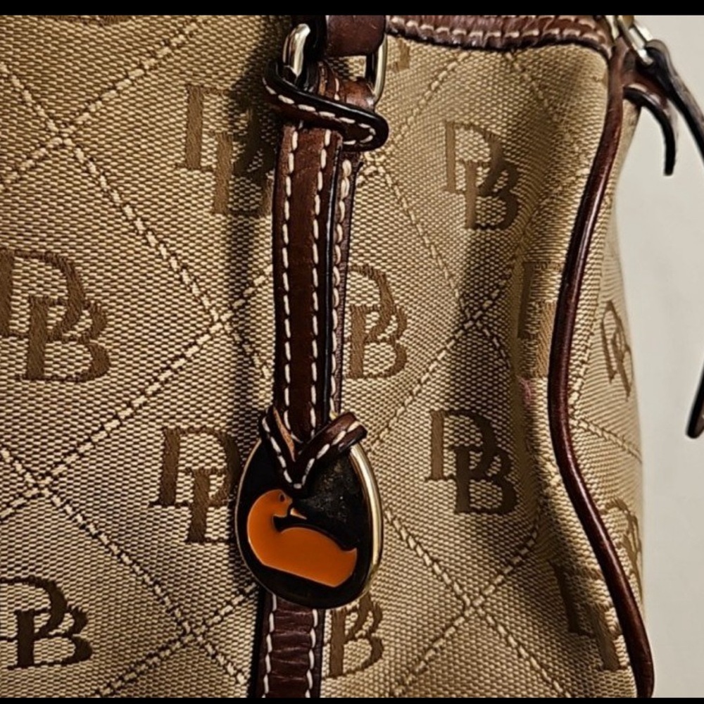 SOLD: Vintage Dooney & Bourke DB Monogram Barrel Bag. - Picture 8 of 9